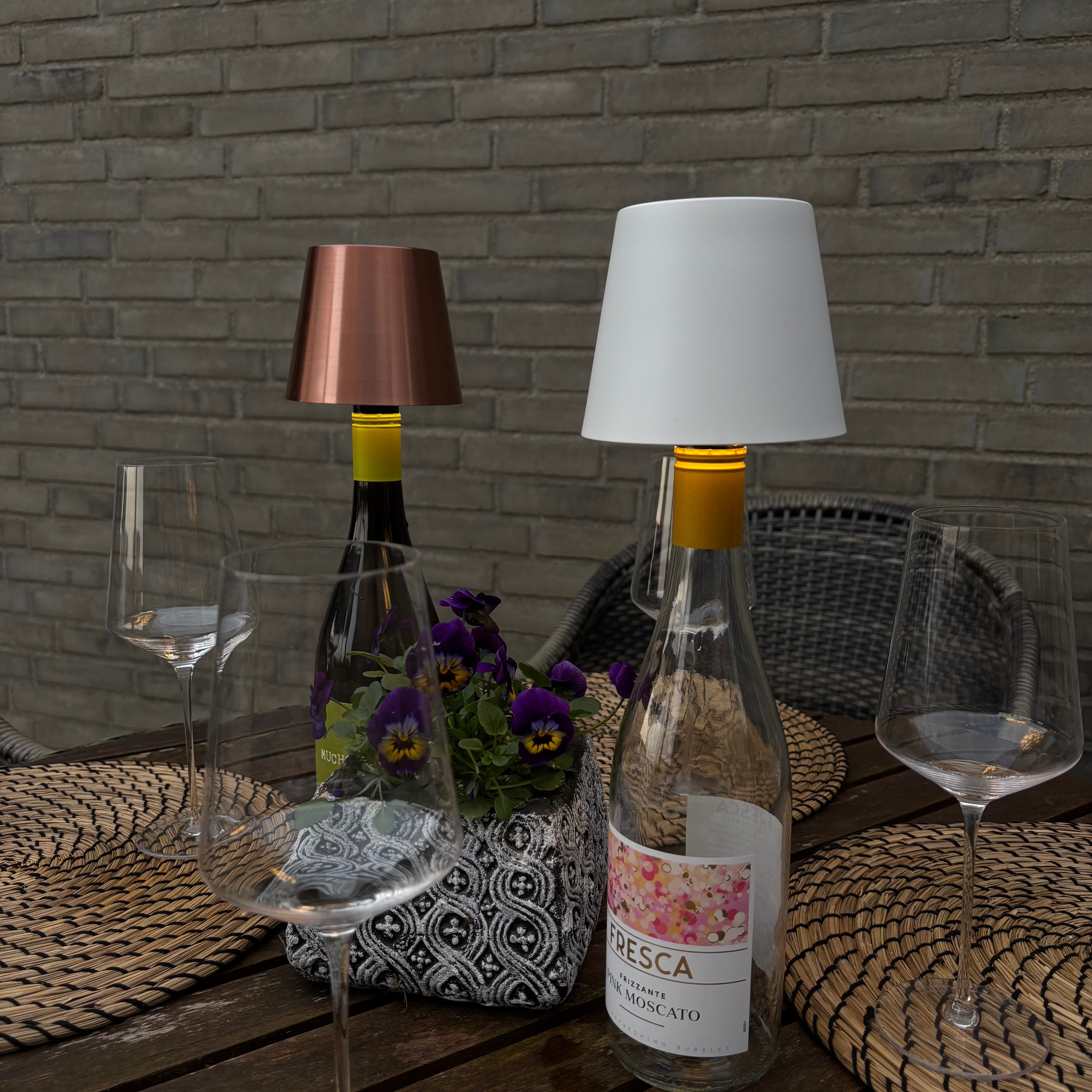 Rosaguld og hvid Glowbottle perfekt til ude på terassen eller altanen. Original webshop - køb her