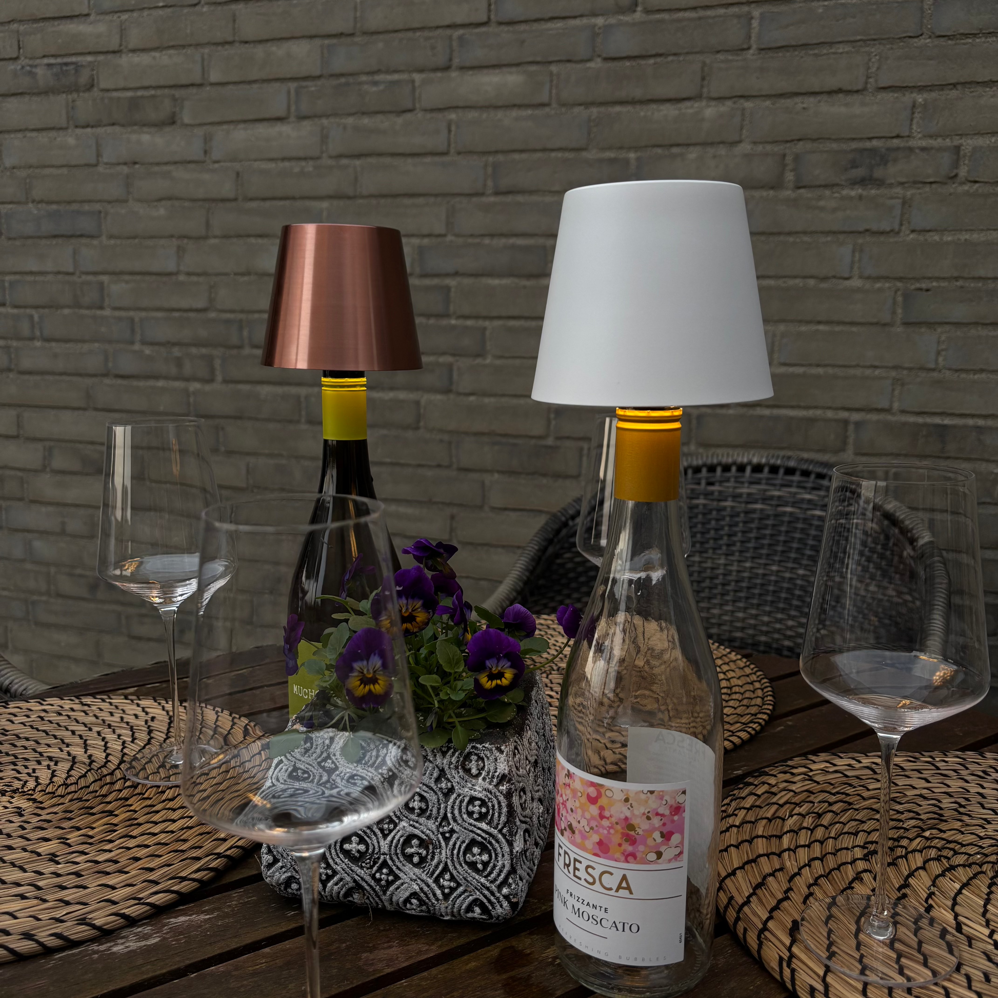 Rosaguld og hvid Glowbottle perfekt til ude på terassen eller altanen. Original webshop - køb her